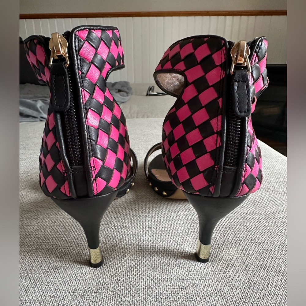 New BEAUTIFUL Givenchy Stylish Pink and Black Women's Heels - Picture 5 of 15